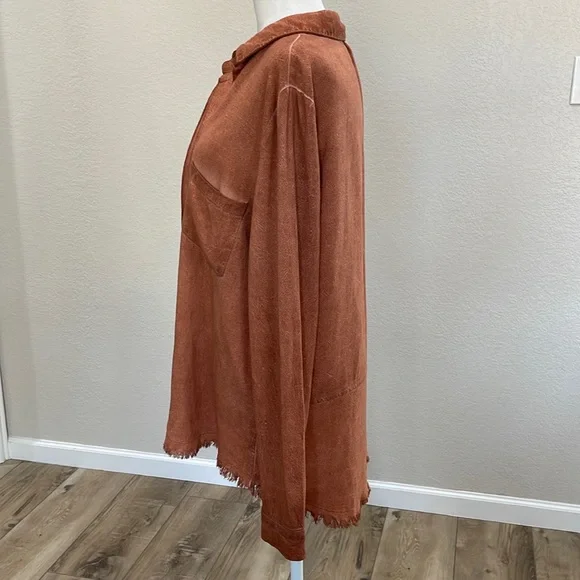 LIKE NEW UMGEE BUTTON DOWN TOP - Picture 5 of 10